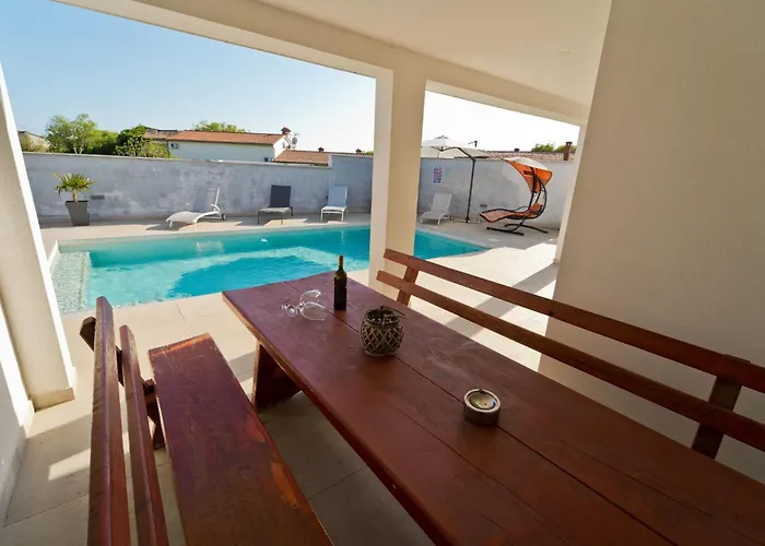 Feriehus Luka Mit Pool- Gelegen In By Interhome *