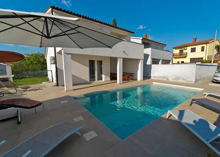 Feriehus Luka Mit Pool- Gelegen In By Interhome *