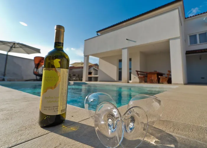 Luka Mit Pool- Gelegen In By Interhome Feriehus