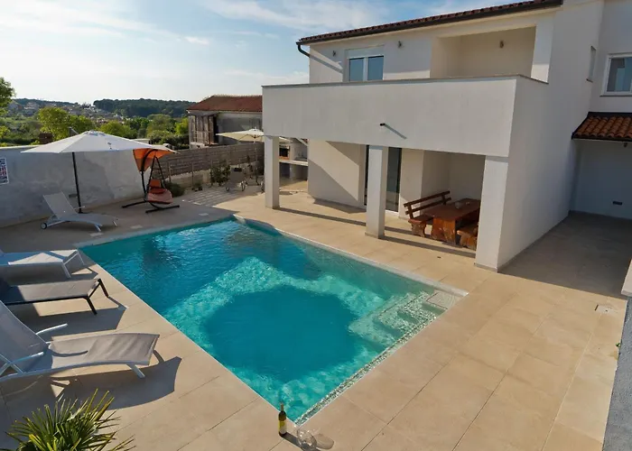Luka Mit Pool- Gelegen In By Interhome Feriehus