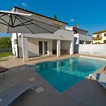 Casa de Férias Luka Mit Pool- Gelegen In By Interhome *