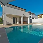 Luka Mit Pool- Gelegen In By Interhome * Pula