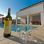 Luka Mit Pool- Gelegen In By Interhome Casa de Férias