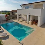 Luka Mit Pool- Gelegen In By Interhome Casa de Férias
