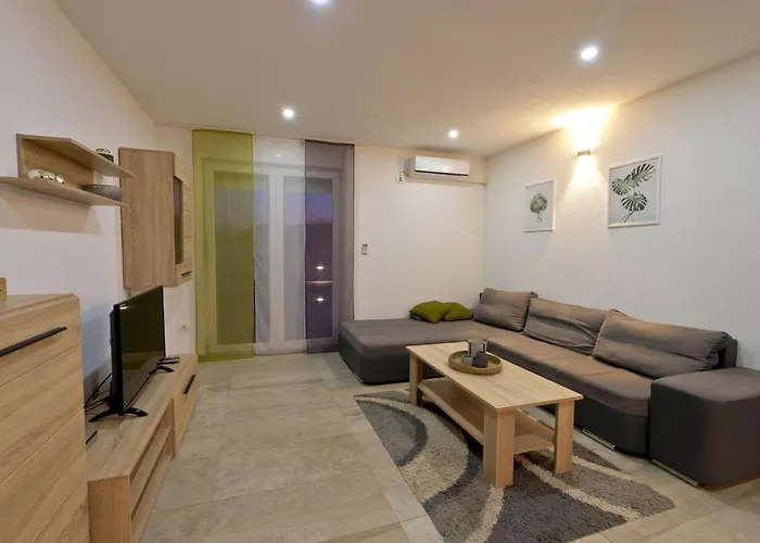 Luka Mit Pool- Gelegen In By Interhome 펜션