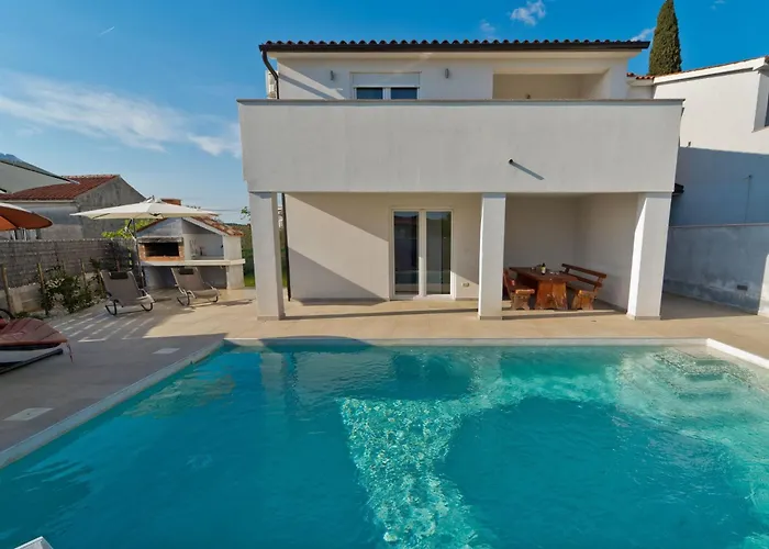 Luka Mit Pool- Gelegen In By Interhome * 풀라