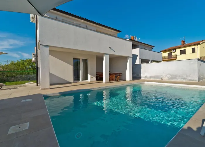 Luka Mit Pool- Gelegen In By Interhome * 풀라